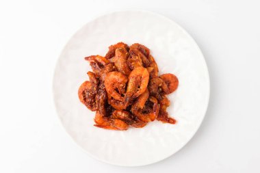 Baharatta kızartılmış karides. Kıtır kıtır bir dokuda yemek pişirmek. Deniz ürünleri kızartması.