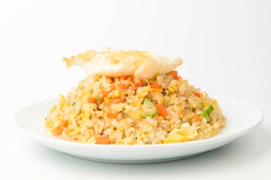 Sebzeli ve jambonlu pilav. Tavada pilav. Et, sebze ve pirinç tabakları