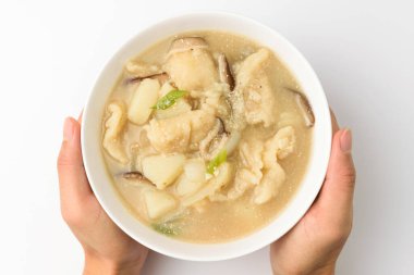 Perilla tohumlu çorba. Un hamurundan yapılmış et suyu çorbası. Tuzlu çorba.