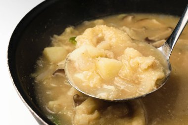 Perilla tohumlu çorba. Un hamurundan yapılmış et suyu çorbası. Tuzlu çorba.