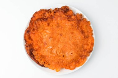 Kore yemek kültürü. Un hamurunda kızartılmış kimchi. Baharatlı ve yağlı yemekler.