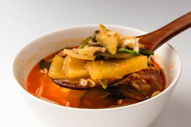 Kemikli ve başlı haşlanmış balık. Balık ve sebze çorbası pişiriyorum. Baharatlı ve sıcak Kore yemekleri.