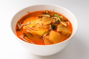 Kemikli ve başlı haşlanmış balık. Balık ve sebze çorbası pişiriyorum. Baharatlı ve sıcak Kore yemekleri.