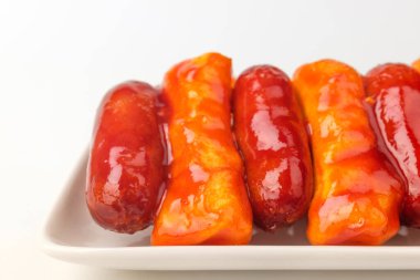 Sosisli ve pirinçli kek. Kore yemek kültürü. Tatlı ve baharatlı sos.