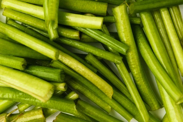 Güzel kokulu sebzeler. Kesilmiş sebze maydanozu. Asya 'da sebzeler yenir