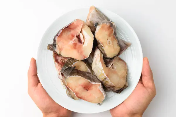 タラの魚をトリミング 冷凍魚 煮魚の材料 — ストック写真