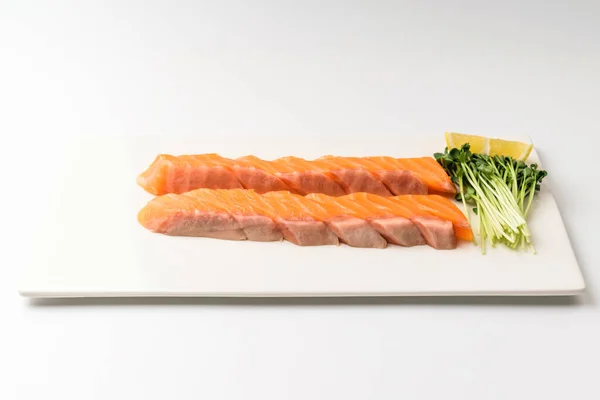 用生鲑鱼做的鱼 一盘生鲑鱼 日本饮食文化 — 图库照片