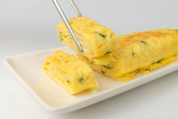 卵のいくつかの層を調理 野菜と卵料理 柔らかく軽い卵料理 — ストック写真