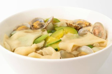 Çorbada pişmiş hamur. İstiridyeli çorba. Kore yemek kültürü