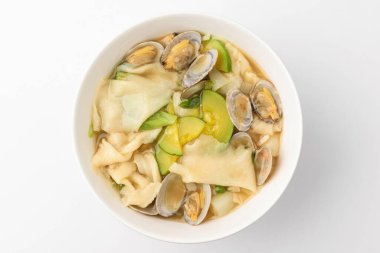 Çorbada pişmiş hamur. İstiridyeli çorba. Kore yemek kültürü