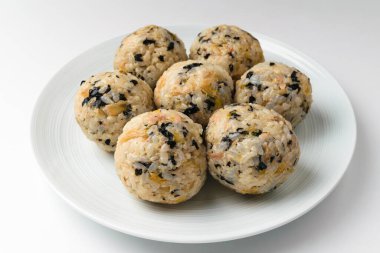 Yuvarlak şekilli pişirme. Baharatlı pirinç. Sebzeli ve soslu pirinç