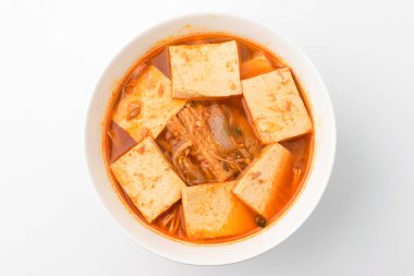 Soya peynirli haşlanmış çorba. Tofu soslu bir yemek. Sebzelerle pişirilmiş.