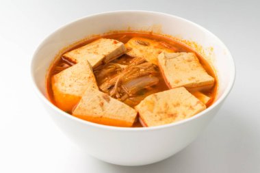 Soya peynirli haşlanmış çorba. Tofu soslu bir yemek. Sebzelerle pişirilmiş.