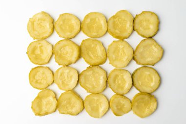 Salatalık tabakları. Sebze turşusu. Bir tabak tatlı ve ekşi sebze.