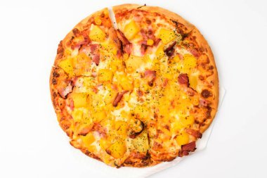 Ananaslı pizza. Domates soslu ve peynirli yemek. Undan yapılmış bir yemek.