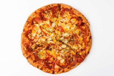 Pepperonili pizza. Domates soslu ve peynirli yemek. Undan yapılmış bir yemek.