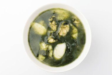 Kore yemek kültürü. Pirinç keki, istiridye ve yosun. Çorba tabağı