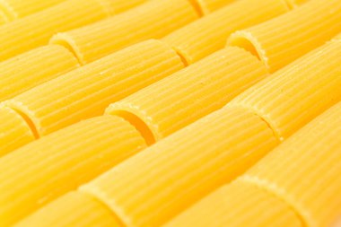 İtalyan yemek kültürü. Bir çeşit makarna. Silindirik makarna. Un yemeği.