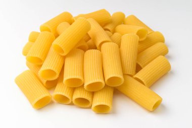 İtalyan yemek kültürü. Bir çeşit makarna. Silindirik makarna. Un yemeği.