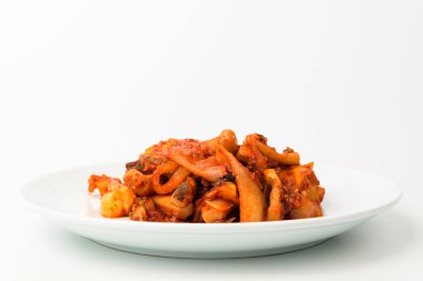 Baharatlı kalamar kızartması. Sebze ve mürekkep balığıyla yemek pişirmek. Deniz ürünleri yemekleri.