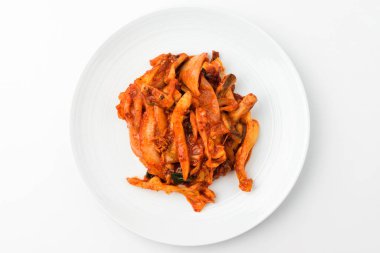 Baharatlı kalamar kızartması. Sebze ve mürekkep balığıyla yemek pişirmek. Deniz ürünleri yemekleri.