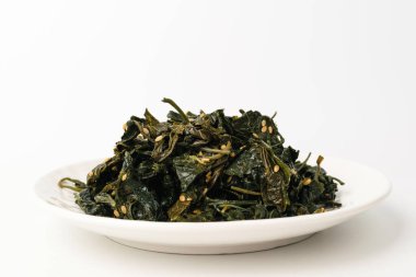 Yapraklar pişiyor. Yaprakla tatlandırılmış yemekler. Dut yaprakları pişiriyorum.