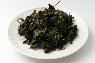 Yapraklar pişiyor. Yaprakla tatlandırılmış yemekler. Dut yaprakları pişiriyorum.