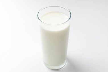 Tuzlu bir içki. Yağlı bir içki. Temiz süt. Beyaz içecek.