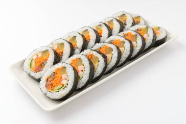 Sebze ve pirinçten yapılan yemek. Asya yemek kültürü. Deniz yosununa sarılı yiyecekler