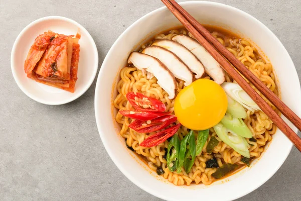 Kore 'de sık sık yemek yenir. Baharatlı erişte. Fast food