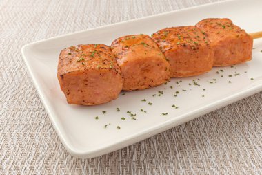 Şişte domuz eti. Ateşin üstünde pişmiş domuz rostosu. Şişte malzemelerle ızgara yemek.