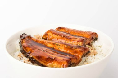 Pirinçli yılan balığı. Baharatlı yılan balığı. Asya yemek kültürü. Tuzlu ve hafif yiyecekler