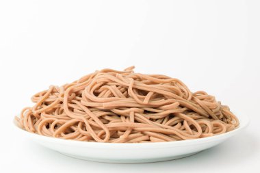 Haşlanmış erişte. Güzel kokulu erişte. Karabuğday eriştesi.