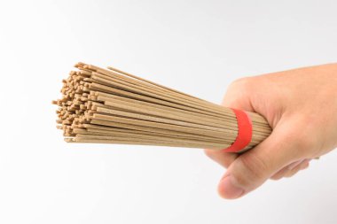 Karabuğday eriştesi. Uzatılmış erişte. Karabuğdaylı yemek.