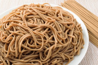 Haşlanmış erişte. Yumuşak ve nemli erişte. Kokulu erişte.