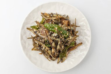 Kızarmış ançüez. Hamsi ve fındıklı yemek. Tuzlu ve tatlı yemek.