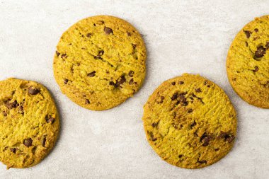 Matcha 'yla kurabiye. Çikolatalı kurabiye. Çıtır kurabiyeler.