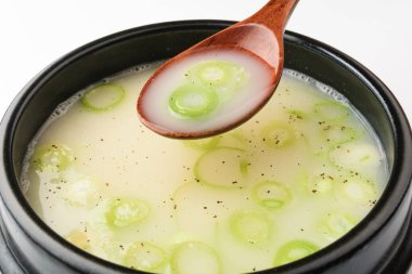 Kaynamış et kemiklerinden yapılmış et suyu. Sebzeli ve biberli yemek. Lezzetli ve yağlı bir çorba pişiriyorum.