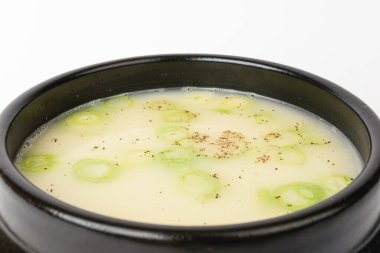 Kaynamış et kemiklerinden yapılmış et suyu. Sebzeli ve biberli yemek. Lezzetli ve yağlı bir çorba pişiriyorum.