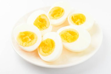 Yumurtalar suda kaynatıldı. Diyet yaparken yiyecekler sık sık yenir. Hafif ve yumuşak yiyecekler