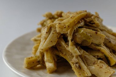 Bambu filizlerinden yapılmış vejetaryen yemekleri. Tuzlu ve lezzetli yiyecekler. Asya yemek kültürü. Çıtır çıtır