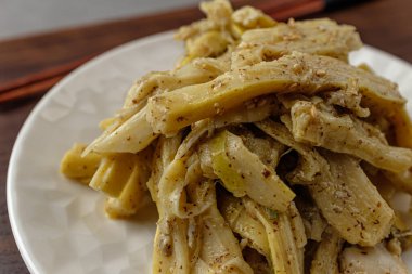 Bambu filizlerinden yapılmış vejetaryen yemekleri. Tuzlu ve lezzetli yiyecekler. Asya yemek kültürü. Çıtır çıtır