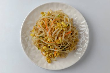 Fasulye filizinden yapılmış baharat tabakları. Asya yemek kültürü. Fasulye filizleri pişiyor.