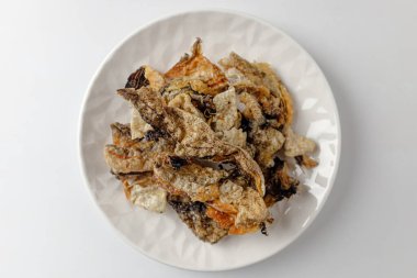 Balık kabuğu tabakları. Kızarmış balık. Çiğnenmiş yemek. Asya yemek kültürü