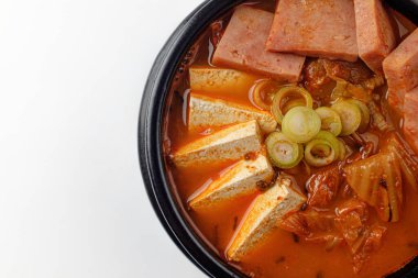 Kimçi, sebze ve etli güveç. Geleneksel Kore yemekleri. Kimçi ile yemek pişirmek