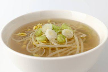 Kırmızı biberli baharatlı çorba. Fasulye filizli çorba. Sebze çorbası.