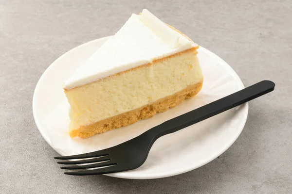 Krem peynirli yemek. Pasta parçalara ayrıldı. Yumuşak ve tatlı bir tatlı