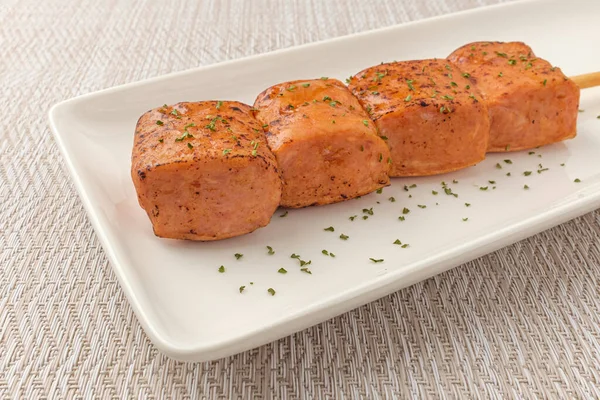 Şişte domuz eti. Ateşin üstünde pişmiş domuz rostosu. Şişte malzemelerle ızgara yemek.