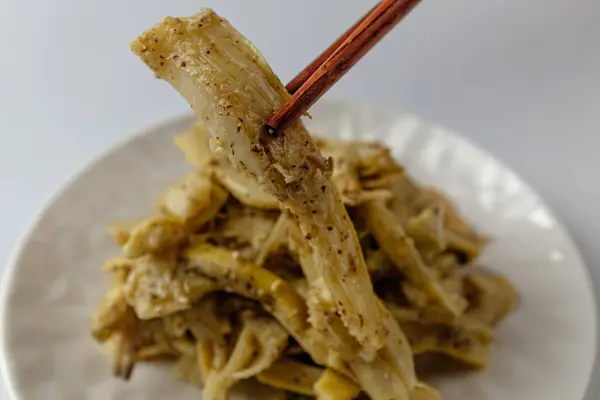 用竹笋做的素食 咸味难吃的食物 亚洲饮食文化 脆弱的食物 — 图库照片