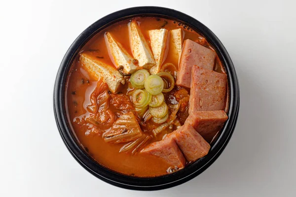 Kimçi, sebze ve etli güveç. Geleneksel Kore yemekleri. Kimçi ile yemek pişirmek